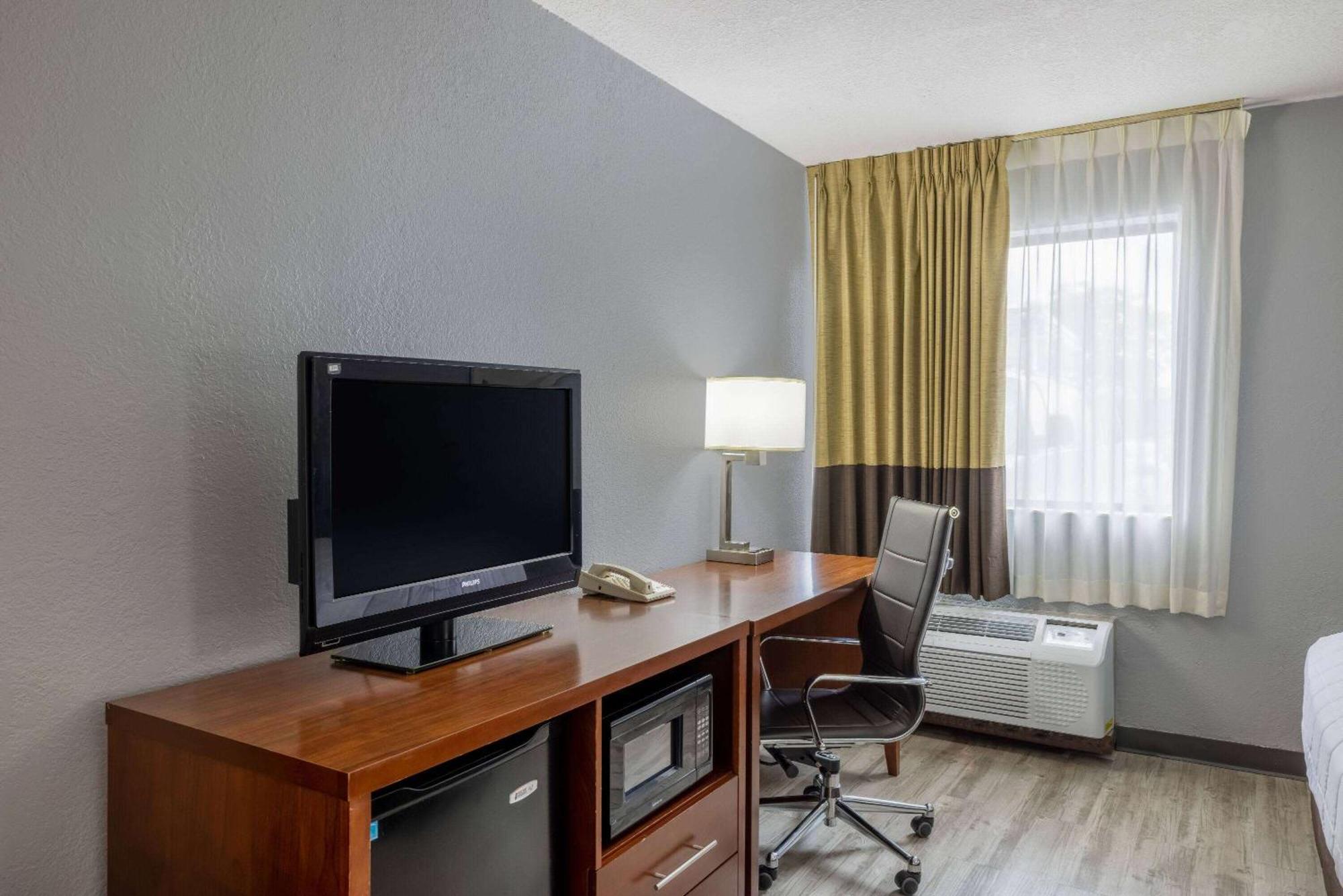 Travelodge By Wyndham Brooklyn Center Exterior photo