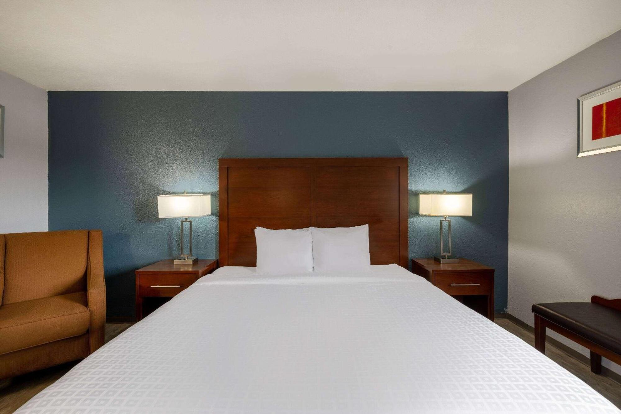 Travelodge By Wyndham Brooklyn Center Exterior photo