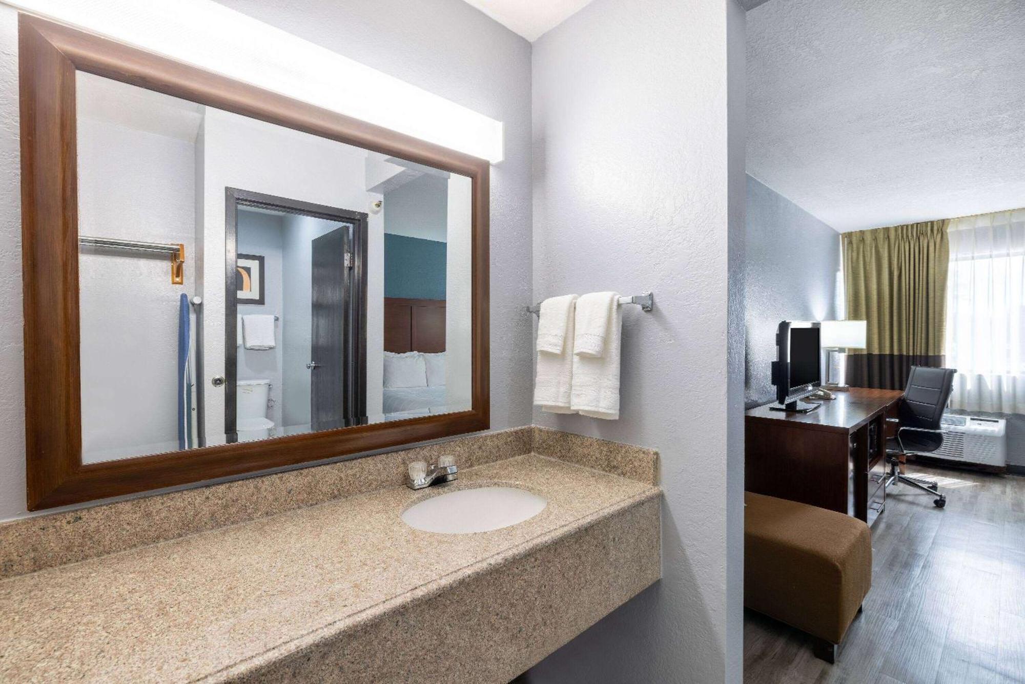 Travelodge By Wyndham Brooklyn Center Exterior photo