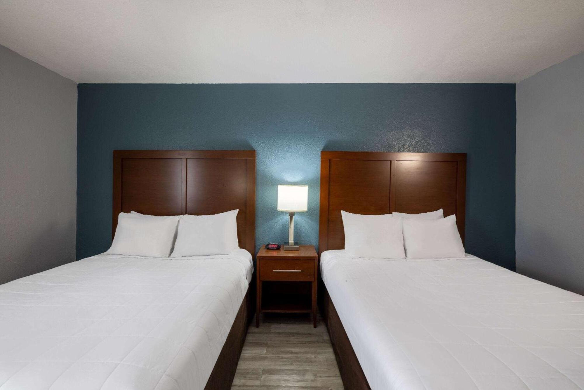 Travelodge By Wyndham Brooklyn Center Exterior photo