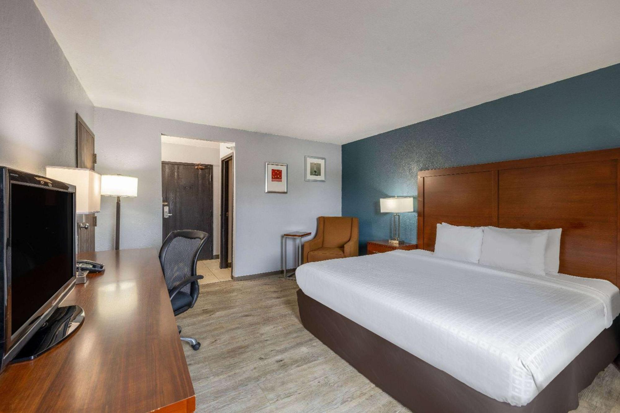 Travelodge By Wyndham Brooklyn Center Exterior photo