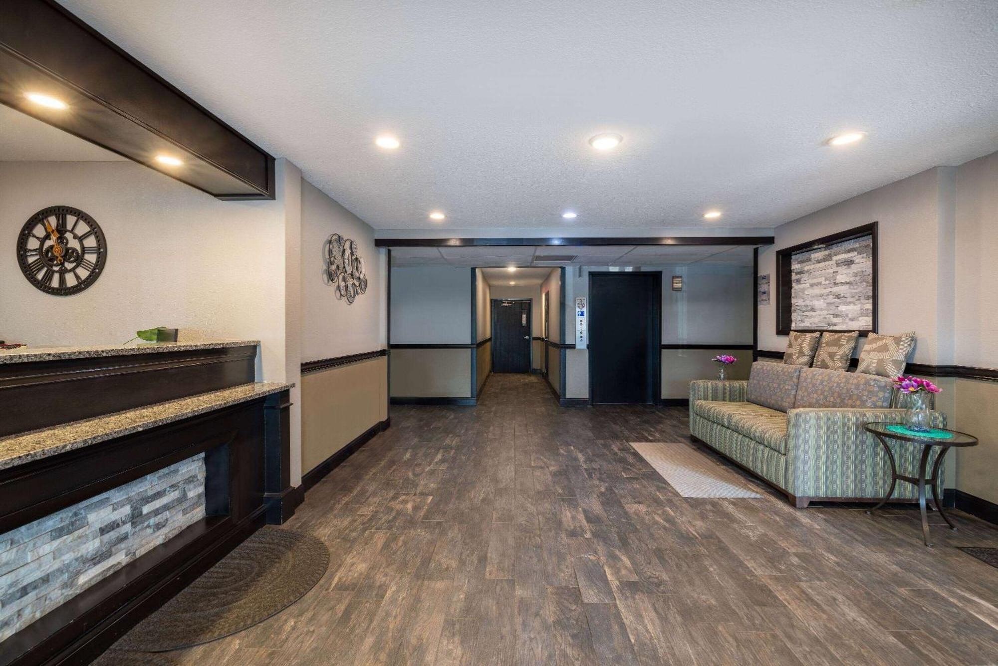Travelodge By Wyndham Brooklyn Center Exterior photo
