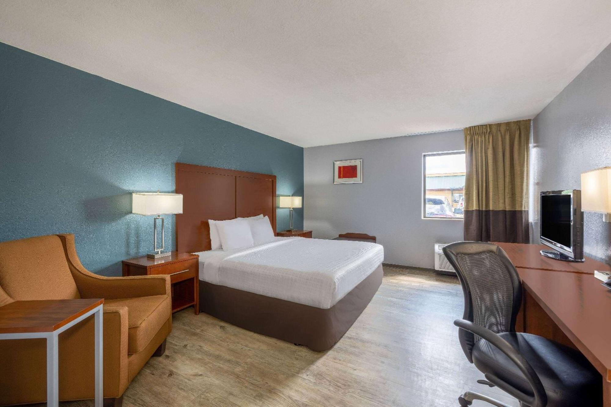 Travelodge By Wyndham Brooklyn Center Exterior photo