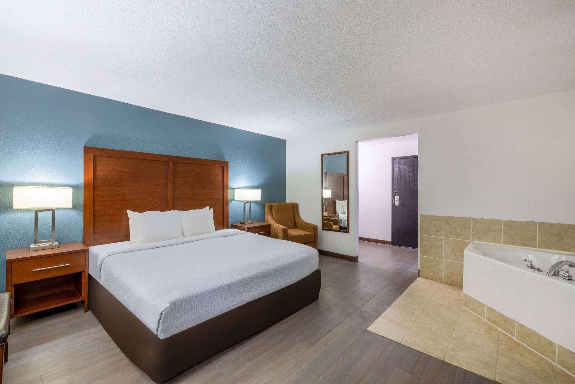 Travelodge By Wyndham Brooklyn Center Exterior photo