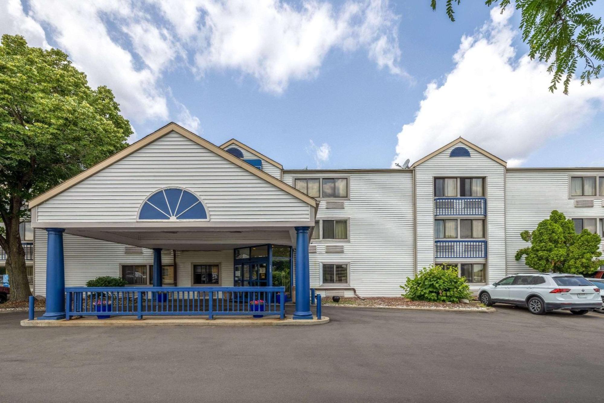 Travelodge By Wyndham Brooklyn Center Exterior photo