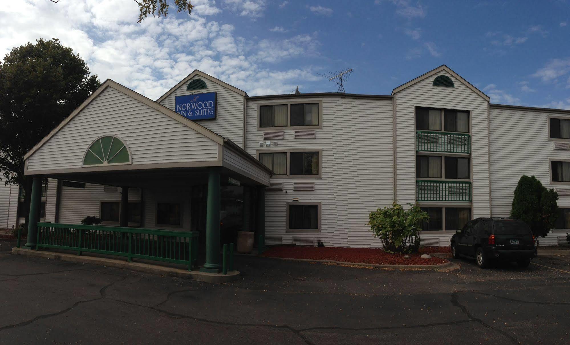 Travelodge By Wyndham Brooklyn Center Exterior photo