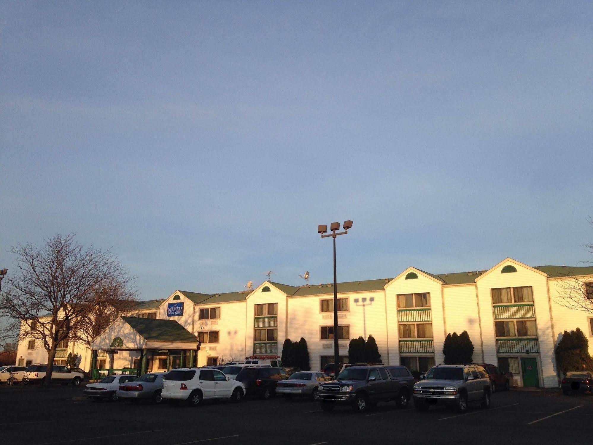 Travelodge By Wyndham Brooklyn Center Exterior photo